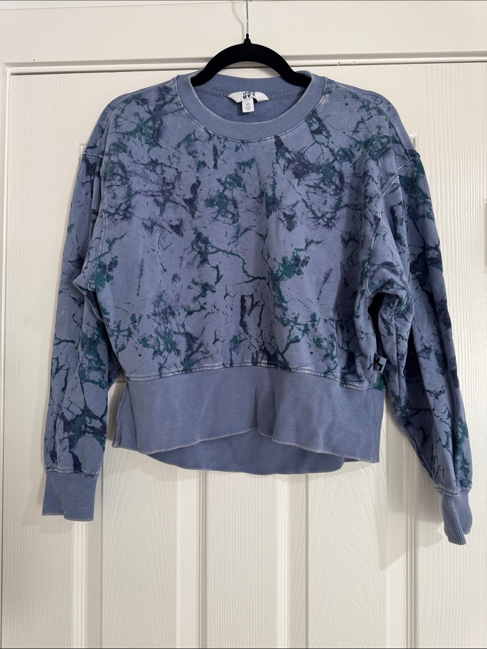 JoyLab Blue Marble Tie-Dye Cropped Crewneck Sweatshirt | XS
